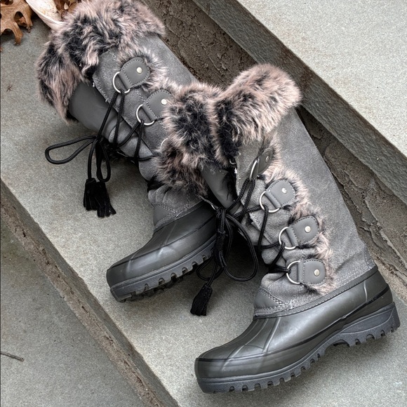 Khombu Gray suede Winter Boots with Faux Fur Trim Sz 6 Excellent Condition - Picture 2 of 8